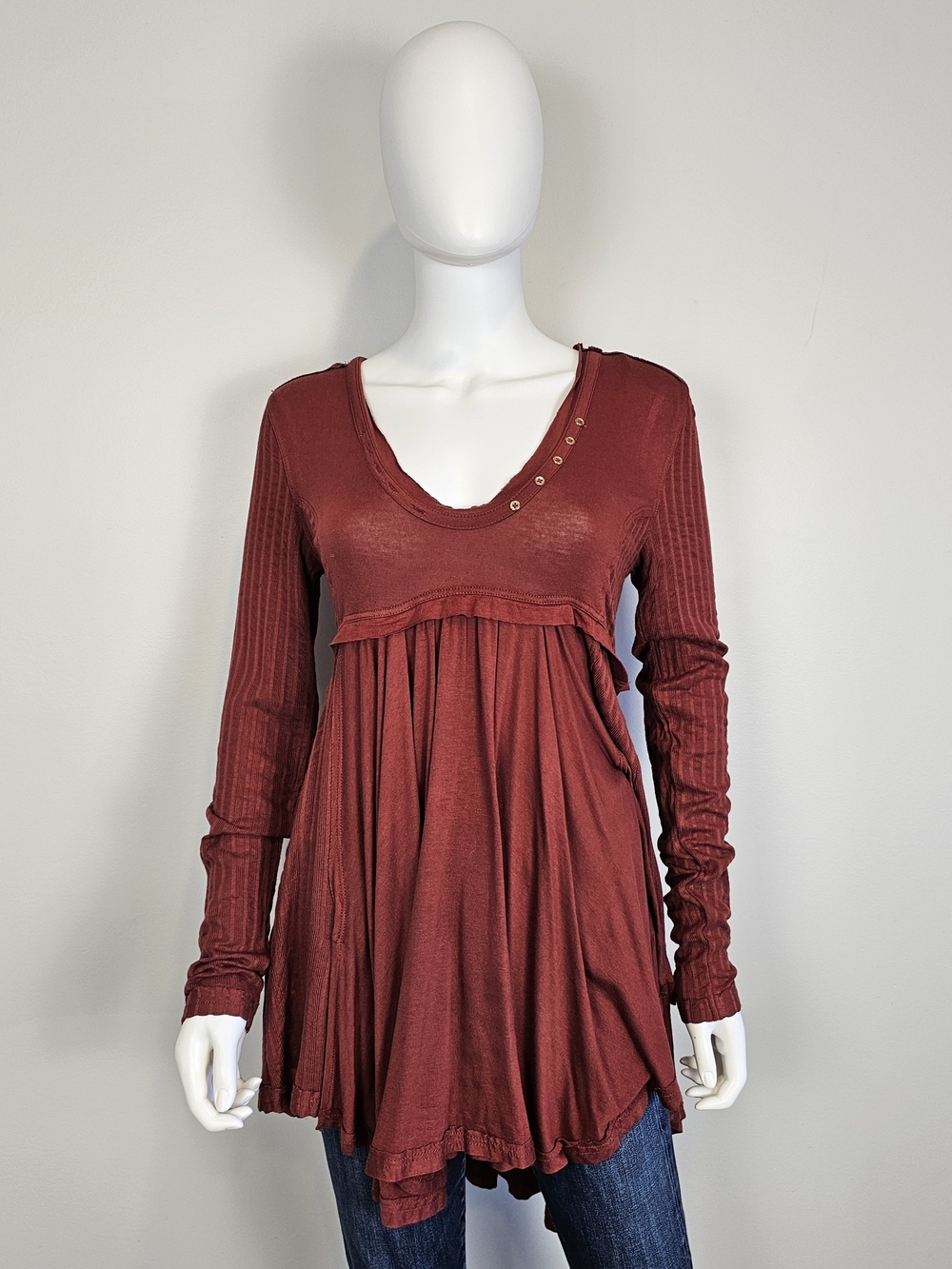Free People Birdie Henley Long-Sleeve V-Neck Swing Tunic in Wine Sz M